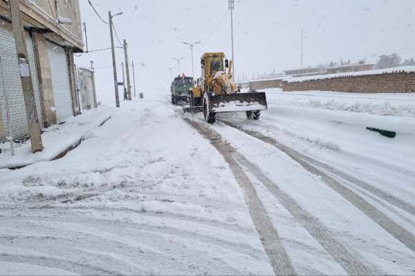 اجرای-مستمر-عملیات-یخ‌زدایی-در-تمام-معابر-ابهر-