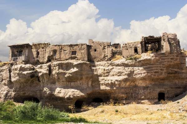 حکایت-تمدن-در-صخره‌های-دست‌کند-روستای-قروه-ابهر