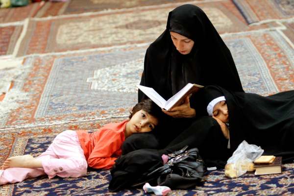 مادران-نخستین-معلم-فرهنگ-و-ایمان-فرزندان