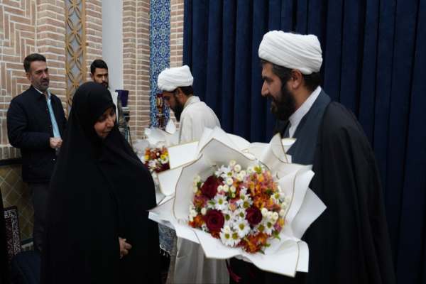 تقدیر-از-مادر-شهید-فروغی‌راد-در-آئین-مهرمادری