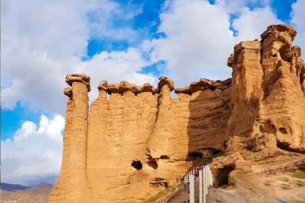 دژی-استوار-بر-فراز-رودخانه-قزل‌اوزن