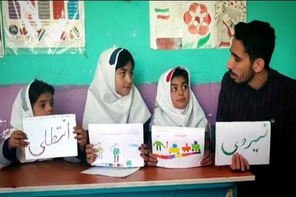 تبریک-صمیمانه-کودکان-روستا-به-نیروی-انتظامی-