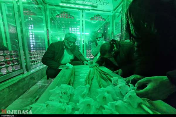 غبارروبی-ضریح-امام‌زاده-سید-ابراهیم‌(ع)-توسط-دانشجویان