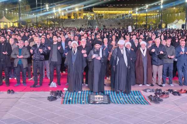 زنجان-صحنه-همدلی-منتظران-در-نماز-استغاثه