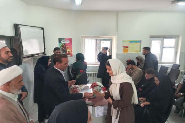 اهدا-گل-به-زوجین-در-بدو-ازدواج-در-خدابنده