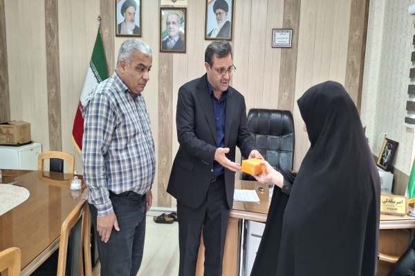 اهدای-یک-دستگاه-گوشی-به-دانش‌آموز-کم‌برخوردار-خدابنده‌ای